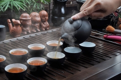 Thưởng thức trà ngon với hương thơm ấm nồng bên gia đình và người thân