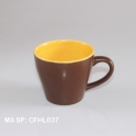 Cốc sứ uống cà phê màu nâu lòng vàng