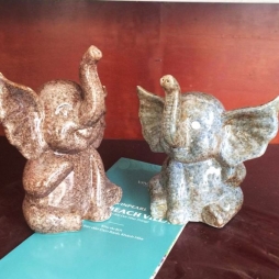 Tượng sứ chú voi con ngộ nghĩnh tặng bé 