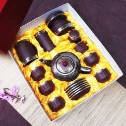 Bộ ấm tích tử sa Phúc Lộc Thọ chỉ đỏ kèm phụ kiện bọc đồng, hộp đựng