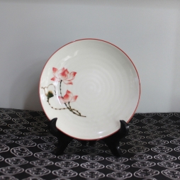Đĩa sứ tròn vẽ tay Sen chỉ hồng cao cấp phi 18cm (Kem)