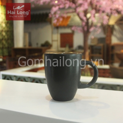 Cốc cà phê quai c men đen lòng gốm