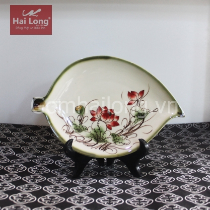 Đĩa sứ cách điệu dáng lá vẽ tay Sen đỏ (Xanh cổ)